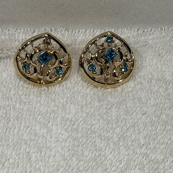 Vintage Gold-Tone Filigree Screw Back Earrings with Blue Rhinestones - Picture 8 of 9